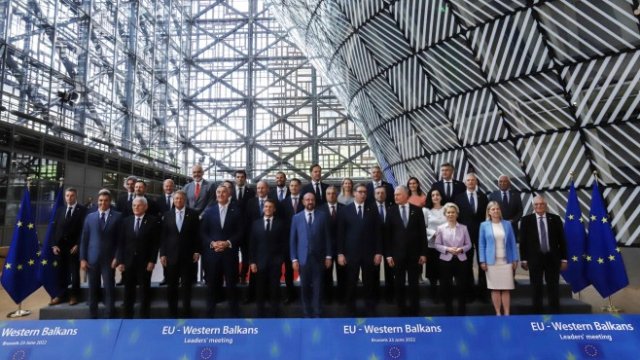 <p>
	<em>Лидерите на Европейския съюз (ЕС) и на Западните Балкани позират за обща снимка в Брюксел. Снимка: Valeria Mongelli/Bloomberg</em></p>
