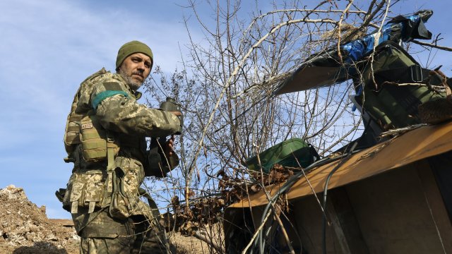 Украински военни в близост до Бахмут. Снимка:  EPA/ROMAN CHOP