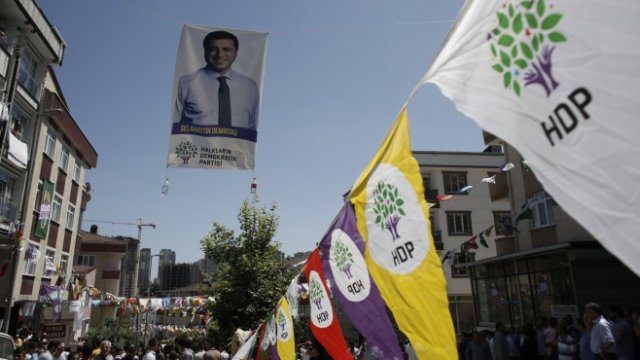 <p>
	Знамена на ДПН и плакат с лика на Селяхатин Демирташ по време на митинг през 2018 г. <em>Снимка: Bloomberg L.P.</em></p>
