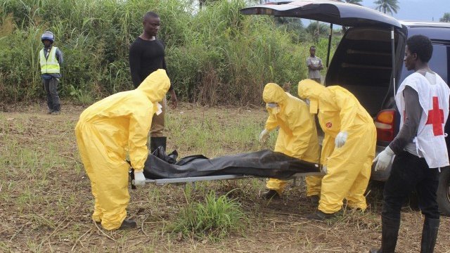 <p>
	Здравни работници пренасят жертва на вируса в Сиера Леоне. Снимка: Ройтерс</p>
