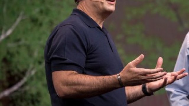 <p>
	Джеймс Фарли (вляво) говори, докато Джим Хакет (вдясно) слуша на събитие в рамките на изложението за потребителска електроника в Лас Вегас през 2018 г.&nbsp;<em>Снимка: David Paul Morris/Bloomberg</em></p>
