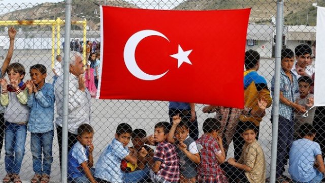 <p>
	Сирийски бежанци в Турция, април 2016 г. <em>Снимка: Архив Ройтерс</em></p>
