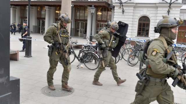 <p>
	Центърът на Стокхолм беше блокиран, след като камион се вряза в пешеходци. Снимка: <em>Ройтерс</em></p>
