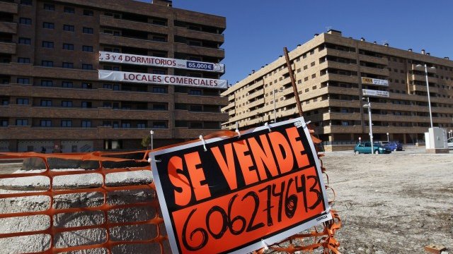 <p>
	Предградието Сесена, което се намира на около половин час път от Мадрид, трябваше да приюти хиляди млади семейства, желаещи по-спокоен начин на живот.<em> Снимка: Ройтерс</em></p>
