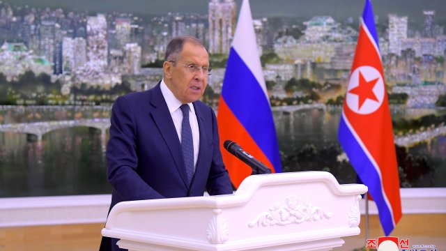 Сергей Лавров говори на прием, организиран от севернокорейската му колежка Чое Сон-хюи. Снимка: EPA/БГНЕС