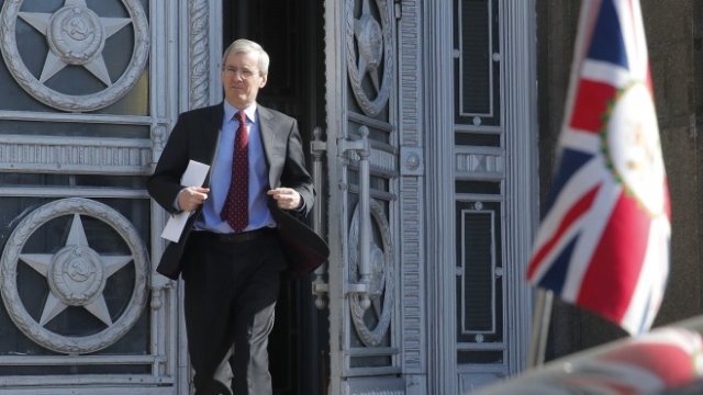 <p>
	<span style="color: rgb(51, 51, 51); font-family: Arial, Helvetica, sans-serif;">Британският посланик Лори Бристоу на излизане от минитерството. <em>Снимка: Ройтерс</em></span></p>
