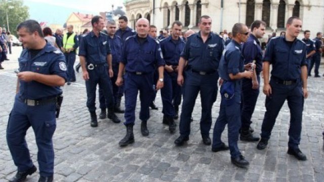 <p>
	Един от многото протести на полицаите за по-високи заплати през 2017 г. <em>Снимка: БТА</em></p>
