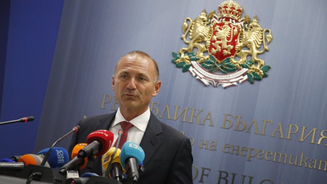 Миналата седмица служебният министър на енергетиката Росен Христов съобщи, че България е приела офертата само за един кораб с втечнен природен газ за октомври. Снимка: Надежда Пеева, БГНЕС