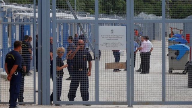 <p>
	Един от бежанските лагери в транзитната зона на Унгария, където мигрантите изчакват решенията по исканията им за убежище.<em> Снимка: Архив Ройтерс</em></p>
