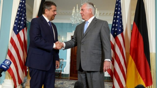 <p>
	<em>Рекс Тилърсън по време на среща със&nbsp;Зигмар Габриел във Вашингтон. Снимка: Архив Ройтерс</em></p>
