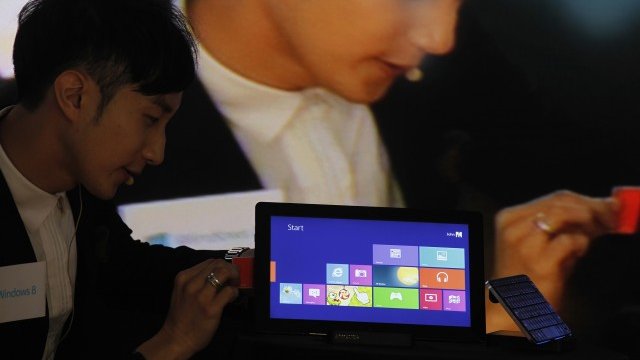 <p>
	Гаранционните условия за&nbsp;Surface Pro не зачитали китайските закони. <em>Снимка: Ройтерс</em></p>
