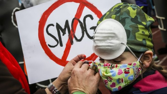 <p>
	Протестиращи срещу мръсния въздух в Краков. <em>Снимка: Beata Zawrel/Pacific Press/LightRocket via Getty Images</em></p>
