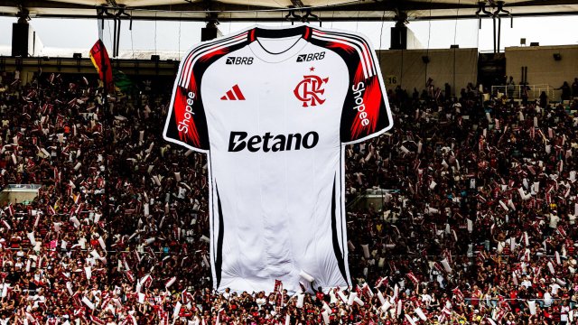 Плакат на стадион &bdquo;Маракана&ldquo;, изобразяващ тениска на Flamengo с логото на Betano
