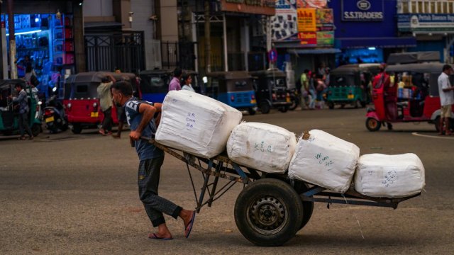 Местен дърпа количка с продукти в Коломбо, Шри Ланка. Снимка: Thilina Kaluthotage/NurPhoto via Getty Images