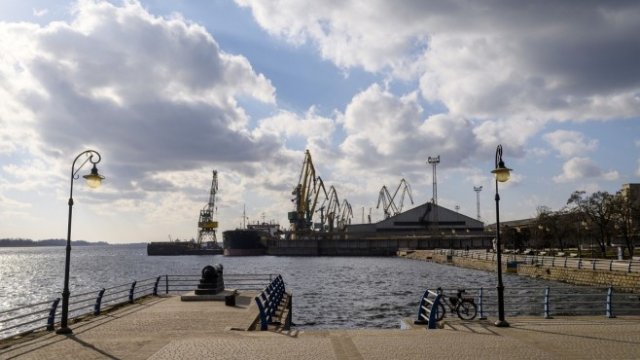 <p>
	Пристанището в Херсон. <em>Снимка: Bloomberg</em></p>
