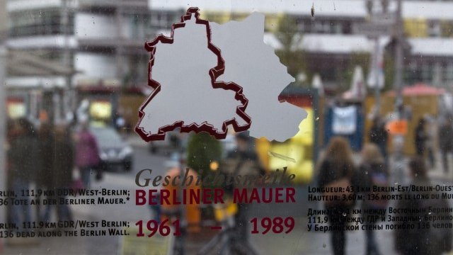 <div data-p="al,,0,b,,8,i,_parent,,,,-1," data-r="{" id="a3.6.1.1.1.2:CaptionLongPnl">
	<div data-p="al,,0,,,0,i,_parent,,,,-1," id="a3.6.1.1.1.2:CaptionLong">
		<span id="a3.6.1.1.1.2:CaptionLong_Lbl">Възпоменателна плоча на пропусквателния пункт Чекпойнт Чарли в центъра на Берлин. <em>Снимка: Ройтерс</em></span></div>
</div>
