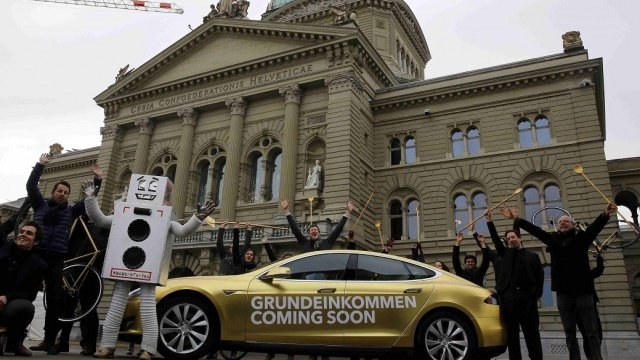 <p>
	Привърженици на идеята демонстрират в Берн. <em>Снимка: Ройтерс</em></p>
