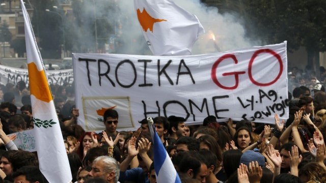 <p>
	Протест срещу международните кредитори, проведен пред президентския дворец в кипърската столица Никозия. <em>Снимка: Ройтерс</em></p>
