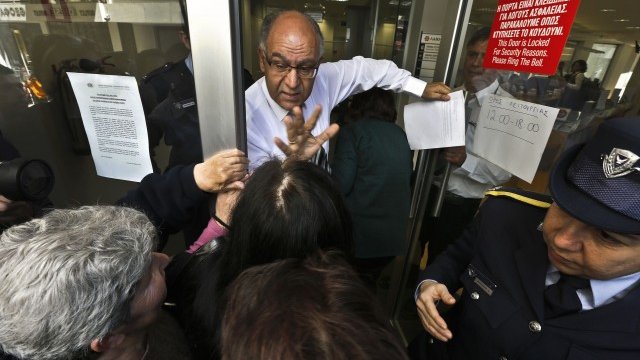 <p>
	Банковите мениджъри пускат в клоновете малки групи от чакащите граждани. <em>Снимка: Ройтерс</em></p>
