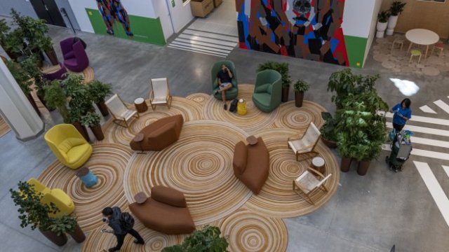 <p>
	<em><em>Служители в кампуса на Google в Калифорния, САЩ. </em>Снимка: David Paul Morris/Bloomberg</em></p>
