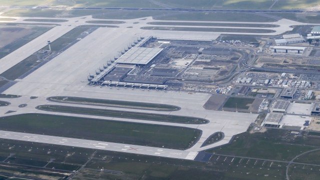 <p>
	Строителството на новото летище край Берлин глътна близо два пъти повече от предвидения бюджет. <em>Снимка: Ройтерс</em></p>
