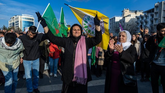 Поддръжници на турската прокюрдска Партия за равенство и демокрация на народите празнуват по улиците в Диарбекир, докато гледат пресконференция на делегация на партията след посещението ѝ при задържания лидер на ПКК. На пресконференцията беше прочетено писмо на Йоджалан, в което той призовава въоръжената група да се разпусне. Снимка: EPA/STRINGER