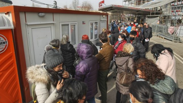 <p>
	<em>Опашка от желаещи да се ваксинират пред "Пирогов". Снимка: Димитър Кьосемарлиев, Investor Media Group</em></p>

