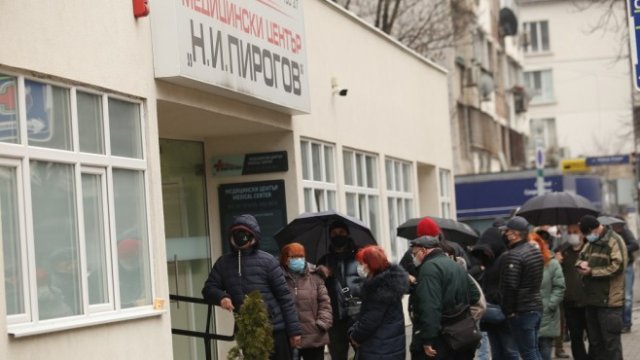 <p>
	Чакащи за ваксина пред "Пирогов". <em>Снимка: БГНЕС</em></p>
