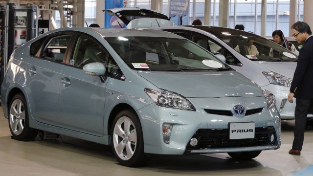 <p>
	Моделът Toyota Prius в автосалон в Токио. <em>Снимка: Ройтерс</em></p>
