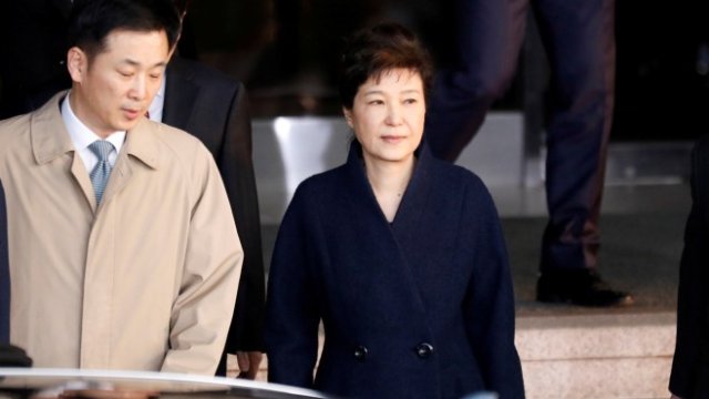 <p>
	Пак Гън Хе напуска сградата на прокуратурата през миналата седмица. <em>Снимка: Ройтерс</em></p>
