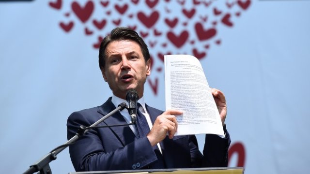<p>
	Министър-председателят на Италия Джузепе Конте. <em>Снимка: Ройтерс</em></p>
