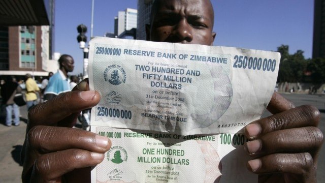 <p>
	През 2008 г. инфлацията в страната достигна 500 млрд. процента. <em>Снимка: архив Ройтерс</em></p>
