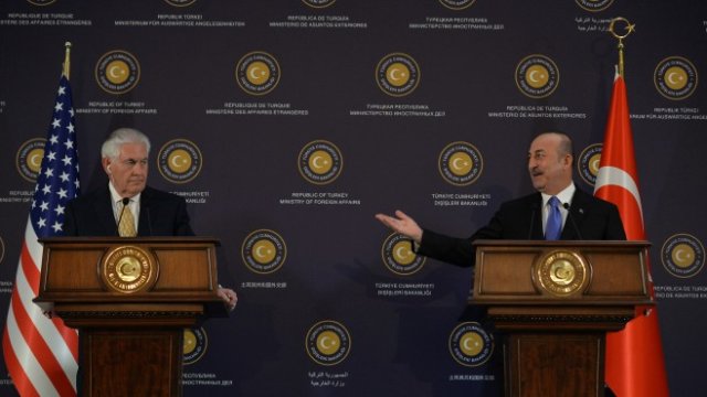 <p>
	Рекс Тилърсън (вляво) и Мевлют Чавушоглу (вдясно) по време на срещата си в Анкара. <em>Снимка: Ройтерс</em></p>
