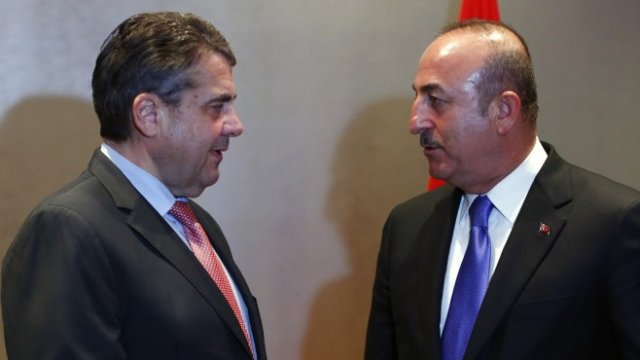 <p>
	Зигмар Габриел (вляво) и Мевлют Чавушоглу. <em>Снимка: Ройтерс</em></p>
