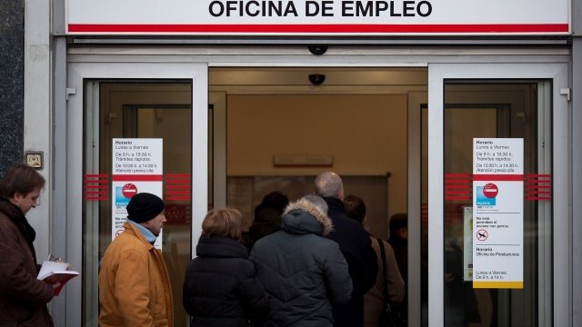 <p>
	Испания отбелязва второ поредно месечно понижение на този важен&nbsp; икономически показател след лекия спад от 0,1 на сто през март.<em> Снимка: Getty Images News</em></p>
