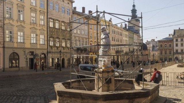 <p>
	<em>Властите в Лвов се опитват да спасят един от паметниците в града. Снимка:&nbsp;Kobi Wolf, Bloomberg</em></p>
