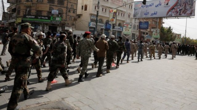 <p>
	Парад на военни сили, подкрепящи хутите, в Санаа в Йемен. <em>Снимка: EPA/YAHYA ARHAB</em></p>
