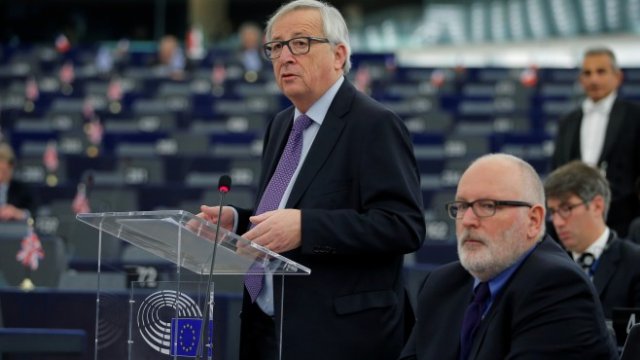 <p>
	Председателят на Европейската комисия Жан-Клод Юнкер (вляво) и неговият заместник Франс Тимерманс (вдясно). <em>Снимка: Ройтерс</em></p>
