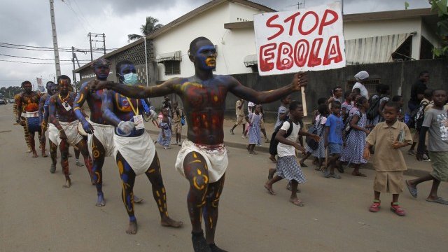 <p>
	Актьори на шествие в кампания срещу ебола в Кот д&#39;Ивоар. Снимка: Ройтерс</p>
