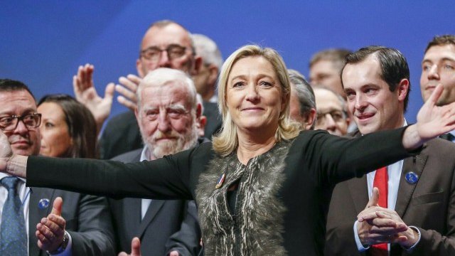 <p>
	В политически аспект Марин Льо Пен може да спечели най-много, считат редица експерти. <em>Снимка: Ройтерс</em></p>
