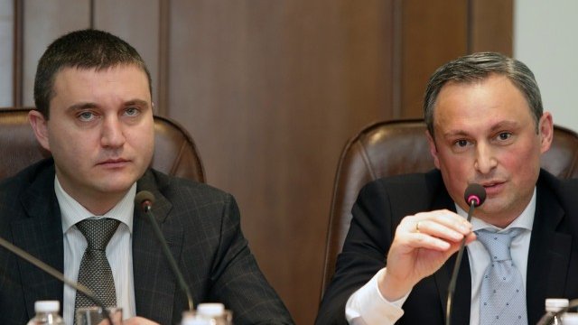 <p style="text-align: justify;">
	Министърът на финансите Владислав Горанов и председателят на УС на ФГВБ Радослав Миленков. <em>Снимка: БТА</em></p>
