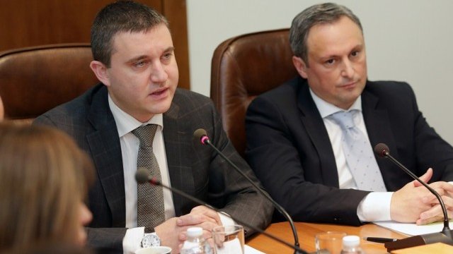 <p style="text-align: justify;">
	Министърът на финансите Владислав Горанов и председателят на УС на ФГВБ Радослав Миленков. Снимка: БТА</p>
