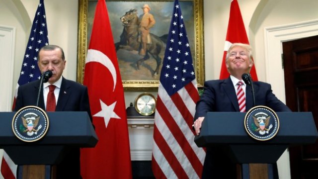 <p>
	Реджеп Ердоган (вляво) и Доналд Тръмп (вдясно) по време на пресконференция в Белия дом през 2017 г. <em>Снимка: Ройтерс</em></p>
