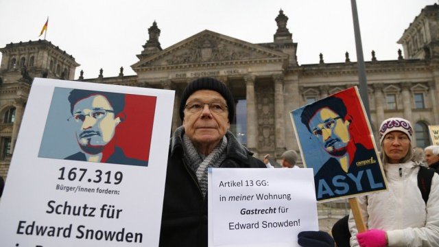 <p>
	Германски демонстрант подкрепя Едуард Сноудън, Снимка: <em>Ройтерс</em></p>
