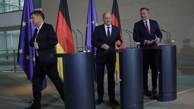 Министърът на икономиката Роберт Хабек (ляво), канцлерът Олаф Шолц (средата) и финансовият министър Кристиан Линднер след пресконференция по решението на съда. Снимка: Sean Gallup/Getty Images