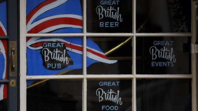 <p>
	&quot;Британският пъб&quot; като нищо ще се разтури. <em>Снимка: Bloomberg</em></p>
