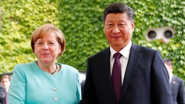 <p>
	<span style="font-family: &quot;PT Sans&quot;, sans-serif; font-size: 13px;">Германският канцлер Ангела Меркел и китайският държавен глава Си Дзинпин.&nbsp;</span><em style="color: rgb(102, 102, 102); font-family: &quot;PT Sans&quot;, sans-serif; font-size: 13px;">Снимка: Ройтерс</em></p>

