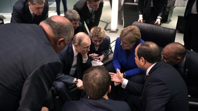 <p>
	Ангела Меркел разговаря с руския президент Путин и президента на Египет Абдел Фатах ал-Сиси по време на конференцията. <em>Снимка: EPA/ALEXEI NIKOLSKY</em></p>
