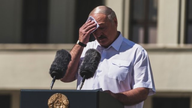 <p>
	Протестите в Беларус изпотиха Лукашенко. <em>Снимка: Bloomberg</em></p>
