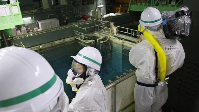 <p>
	Журналисти разглеждат АЕЦ &quot;Фукушима&quot;. <em>Снимка: Ройтерс</em></p>

